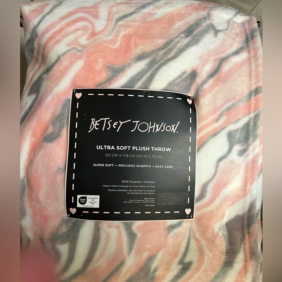 🩷🩷NWT-BETSEY JOHNSON SUPER SOFT ULTRA PLUSH THROW BLANKET🩷🩷 - Picture 4 of 8